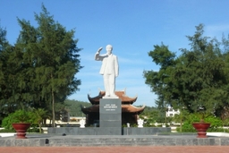 Đến thăm Tượng đài Bác Hồ trên đảo Cô Tô