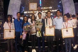 5 học sinh Trường THPT Dân tộc Nội trú Thanh Hóa chế tạo thành công thiết bị thí nghiệm