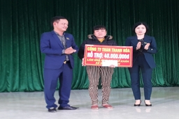 Công ty kinh doanh than Thanh Hóa chăm lo tết cho người nghèo xã Đông Thanh