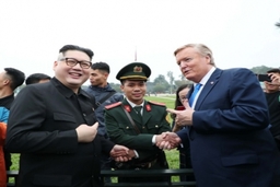 Cặp đôi đóng giả ông Trump và ông Kim Jong Un bất ngờ xuất hiện tại Hà Nội