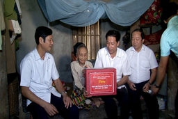 Phó Chủ tịch HĐND tỉnh Phạm Bá Oai thăm và tặng quà các gia đình chính sách huyện Như Xuân