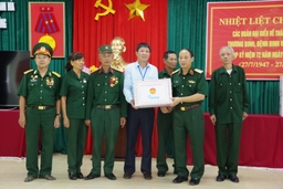 Bộ Tư lệnh Quân khu 4 thăm, tặng quà tại Trung tâm điều dưỡng người có công và các đối tượng chính sách tỉnh Thanh Hóa