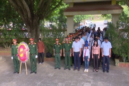 Lãnh đạo huyện Quan Sơn dâng hương tưởng nhớ các anh hùng liệt sỹ