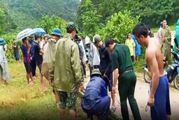Quan Sơn: Bộ đội biên phòng vừa cứu sống 3 người dân bị lũ cuốn trôi