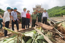 Đồng chí Trịnh Văn Chiến – Bí thư Tỉnh ủy, Chủ tịch HĐND tỉnh Thanh Hóa kiểm tra tình hình thiệt hại do mưa lũ tại huyện Quan Sơn