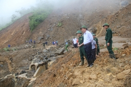 Bí thư Tỉnh ủy Trịnh Văn Chiến kiểm tra tình hình thiệt hại và thăm hỏi người dân vùng lũ Mường Lát