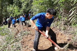 Huyện đoàn Quan Sơn giúp người dân Sa Ná khắc phục thiệt hại do mưa bão