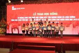 Công ty Xi măng Long Sơn trao học bổng cho học sinh có hoàn cảnh đặc biệt khó khăn