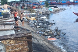 Cảng cá Lạch Bạng chìm trong “ô nhiễm”
