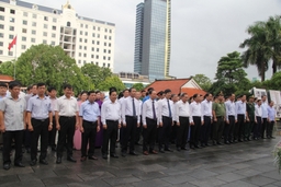 Các đồng chí lãnh đạo tỉnh Thanh Hóa dâng hương tưởng nhớ Chủ tịch Hồ Chí Minh, Mẹ Việt Nam anh hùng và các Anh hùng liệt sỹ