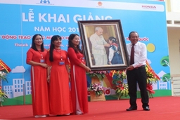 Phó Thủ tướng Thường trực Chính phủ Trương Hòa Bình đánh trống khai giảng năm học mới tại Thanh Hóa