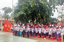 Báo Văn hóa và Đời sống trao quà cho các em học sinh nghèo vượt khó nhân Ngày Khai giảng