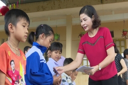 Sở GD&ĐT Thanh Hóa thăm và tặng quà cho học sinh nghèo khó khăn tại Bá Thước