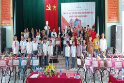 Prudential tặng xe đạp cho học sinh nghèo hiếu học