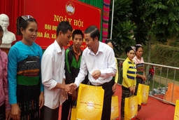 Đồng chí Phó Bí thư Tỉnh ủy Đỗ Minh Tuấn dự ngày hội Đại đoàn kết toàn dân với bà con bản Na Ấu
