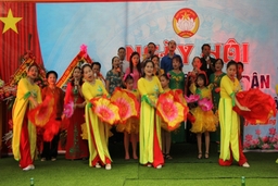 Đồng chí Nguyễn Văn Phát dự Ngày hội Đại đoàn kết tại phố Môi