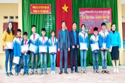 Thành Đoàn TP Thanh Hóa trao quà cho học sinh nghèo