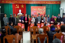 Hiệp hội doanh nhân nữ Thanh Hoá tặng quà tết cho người nghèo