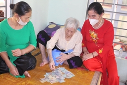 Xúc động cụ bà 107 tuổi dùng tiền tiết kiệm ủng hộ quỹ phòng, chống dịch Covid-19