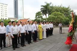 Đoàn Đại biểu Đảng bộ Sở VH,TT&DL Thanh Hóa dâng hương báo công với Bác