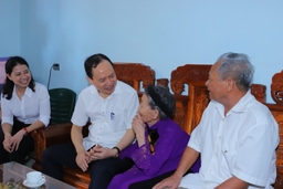 Các đồng chí lãnh đạo tỉnh thăm hỏi, tặng quà các gia đình chính sách, người có công huyện Hoằng Hóa, TP Sầm Sơn