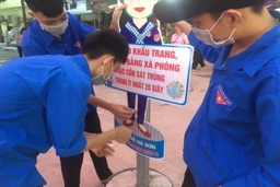 Du khách đeo khẩu trang phòng Covid-19 tại Lễ hội Ba Bông - Hàn Sơn