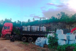 Nông Cống: Điều tra xe tải chở hàng chục tấn chất thải lạ đang đổ trộm