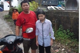 Chiến sĩ bộ đội cứu sống nữ sinh lớp 11 đang bị dòng nước lũ cuốn trôi