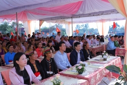 Đồng chí Bí thư Tỉnh ủy Đỗ Trọng Hưng chung vui Ngày hội Đại đoàn kết toàn dân tộc tại thôn Thanh Trung
