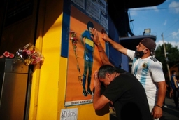 Thế giới tiếc thương huyền thoại bóng đá Diego Maradona 