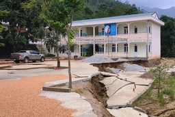 Nhiều trường học sụt lún, học sinh phải đi học nhờ