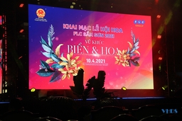 Hàng nghìn người tham dự Lễ hội Hoa Sầm Sơn 2021 - Vũ khúc biển và hoa