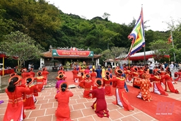 Dâng hương tưởng nhớ Đức Thánh Mai An Tiêm