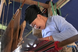 Phát triển nghề dệt thổ cẩm gắn du lịch cộng đồng