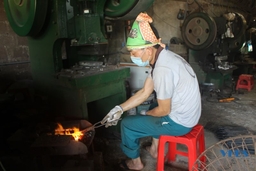 Làng rèn Tiến Lộc “rực lửa” trong những ngày nắng nóng