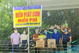 Phát cơm miễn phí cho người dân qua chốt kiểm soát phòng, chống dịch COVID-19 trên đường Hồ Chí Minh