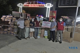 Tặng trang thiết bị y tế và nhu yếu phẩm cho quê hương Nông Cống