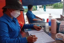 Áo xanh tình nguyện tại các chốt kiểm soát