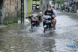 Mưa lớn kéo dài khiến nhiều tuyến đường của xã Ngư Lộc chìm trong biển nước