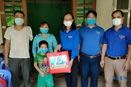 Huyện đoàn Lang Chánh trao quà cho trẻ em có hoàn cảnh khó khăn