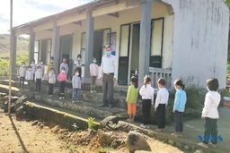Thầy giáo “cắm bản”   và câu chuyện   đi vận động học sinh đến lớp