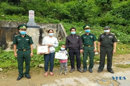 Đồn Biên phòng Trung Lý trao quà chương trình “Nâng bước em tới trường”