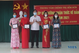 Bế giảng, trao Giấy chứng nhận Bồi dưỡng nhận thức về Đảng cho 46 nữ quần chúng ưu tú là cán bộ, hội viên nòng cốt