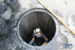 Nhọc nhằn nghề hút cống ngầm