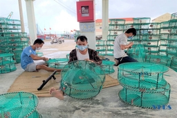 Ngư dân chuẩn bị ngư lưới cụ trước khi vươn khơi