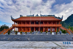 Thăm đền Chín Gian trên đỉnh Pú Pỏm