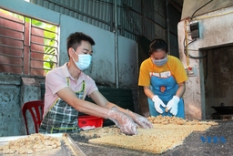 Vang danh kẹo lạc Xuân Yên