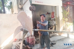 Người đàn ông hiếm hoi còn giữ nghề sửa chân vịt ở làng biển Hậu Lộc