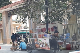 Cần sớm chấn chỉnh tình trạng buôn bán, nhếch nhác tại các cổng bệnh viện