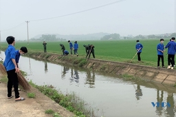 Huyện đoàn Hà Trung ra quân làm vệ sinh môi trường hưởng ứng Tháng thanh niên